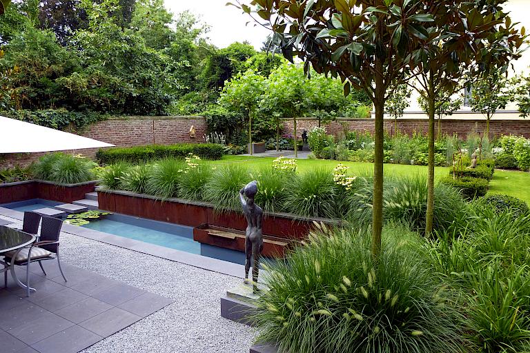 Eleganter Stadtgarten mit Kunst in historischer Umgebung